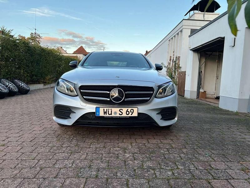Silber Gebraucht 2019 Mercedes E450 Limousine | 38.000 € - Bild 1/4