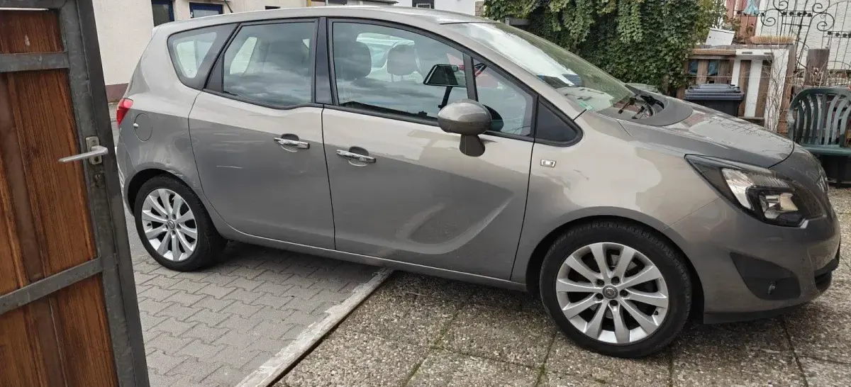 Gebraucht Opel Meriva Edition 140 PS (102 kW) 2011 Braun Van / Kleinbus