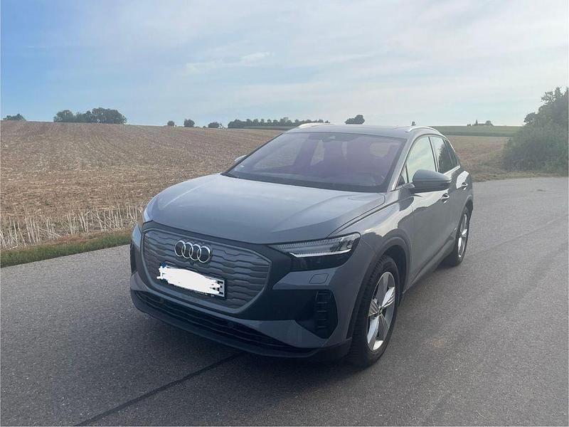 Grau Gebraucht 2021 Audi Q4 e-tron Ambiente SUV | 23.800 € (Superpreis) - Bild 1/4