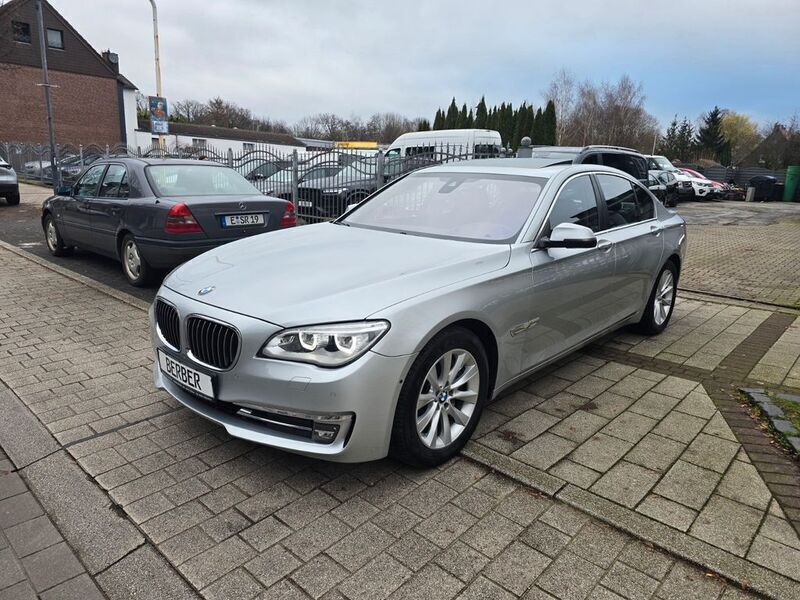 Glaciersilber metallic (metallic) Gebraucht 2013 BMW 750 Comfort Edition Limousine | 24.690 € (Fairer Preis) - Bild 1/4