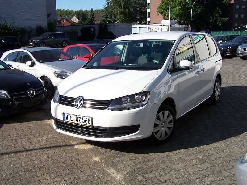 Candyweiß Gebraucht 2011 VW Sharan Trendline Van / Kleinbus | 9.950 € (Etwas zu teuer) - Bild 1/4