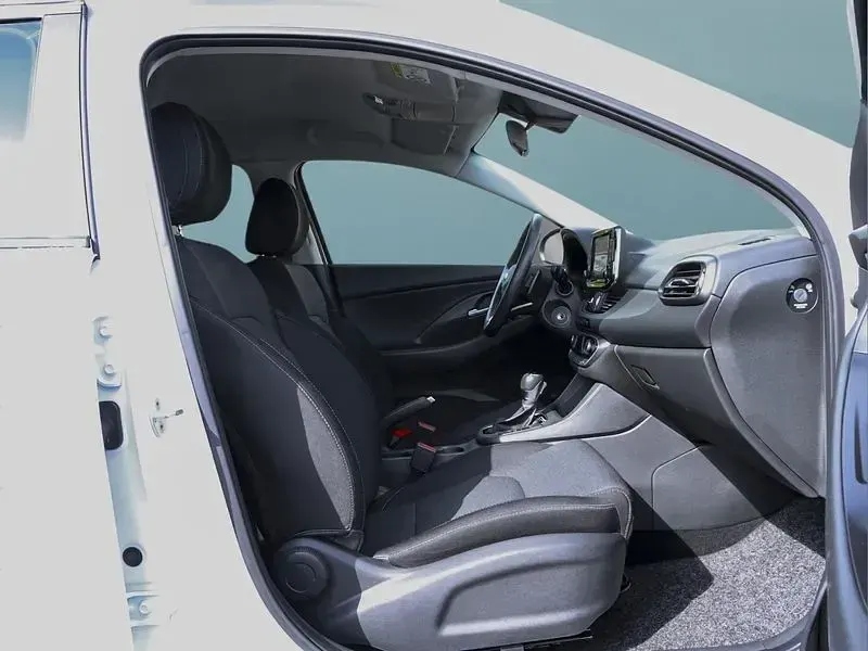 Gebraucht Hyundai i30 120 PS (88 kW) 2021 Weiß Kleinwagen