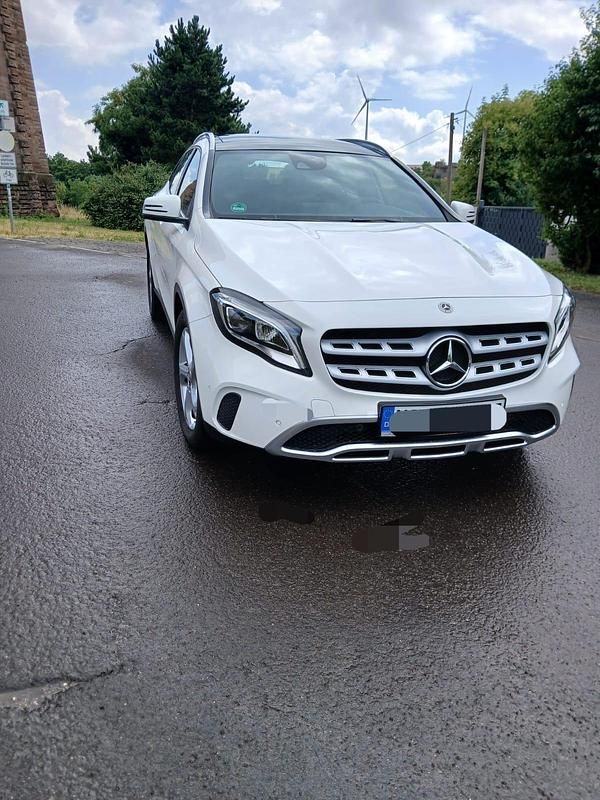 Weiß Gebraucht 2019 Mercedes GLA180 Urban SUV | 24.000 € (Teuer) - Bild 1/4
