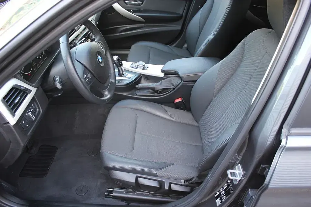 Gebraucht BMW 318 150 PS (110 kW) 2018 Grau Kombi