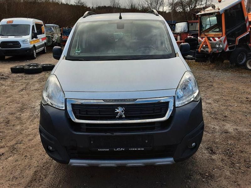Gebraucht Peugeot Partner Tepee 120 PS (88 kW) 2017 Weiß Van / Kleinbus