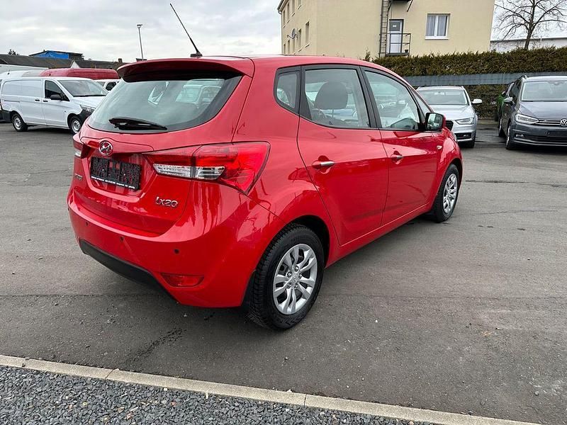 Gebraucht Hyundai i20 Trend 125 PS (91 kW) 2018 Rot Van / Kleinbus