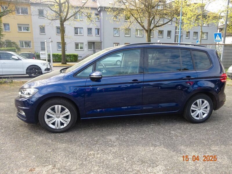Blau Gebraucht 2016 VW Touran Comfortline Van / Kleinbus | 12.220 € (Superpreis) - Bild 1/4