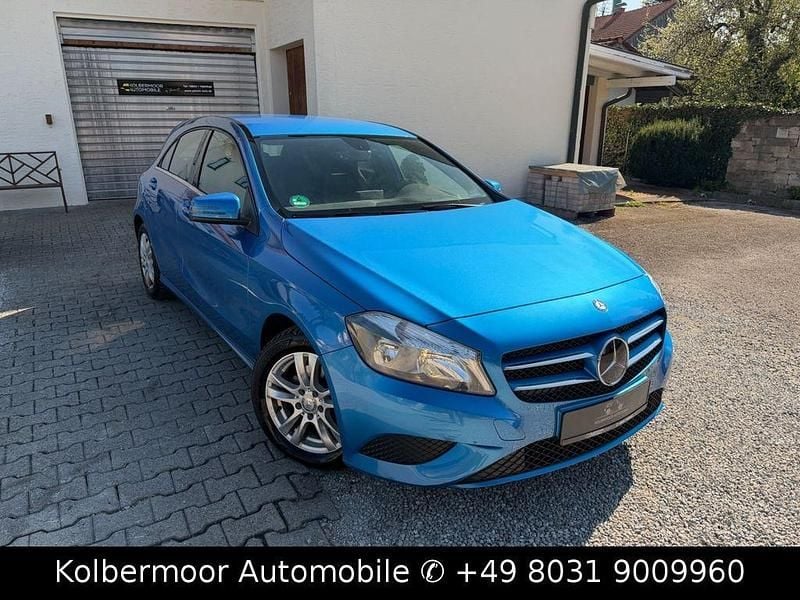 Gebraucht Mercedes A180 122 PS (89 kW) 2014 Blau Limousine