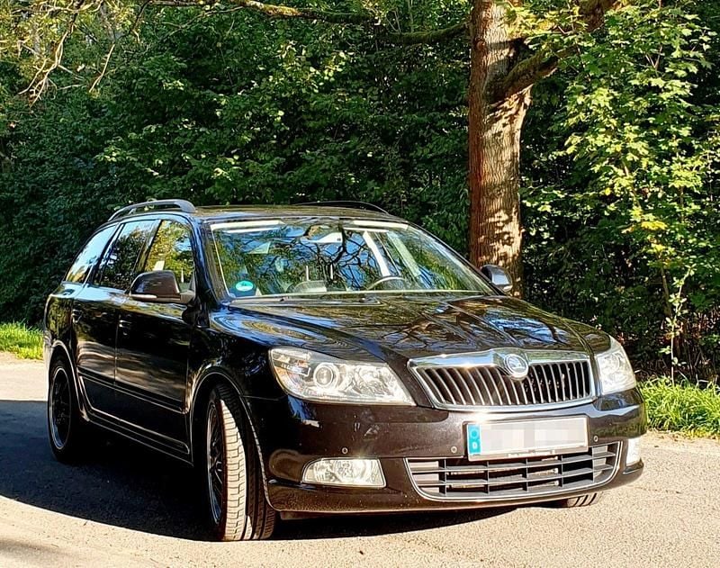 Schwarz Gebraucht 2013 Skoda Octavia Ambiente Kombi | 5.999 € (Superpreis) - Bild 1/4