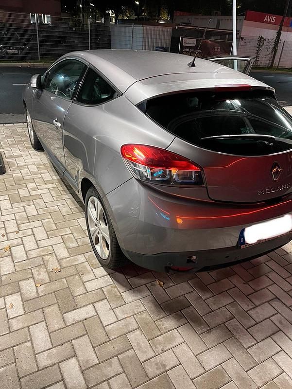 Grau Gebraucht 2009 Renault Mégane Coupé Coupé | 2.259 € (Fairer Preis) - Bild 1/4