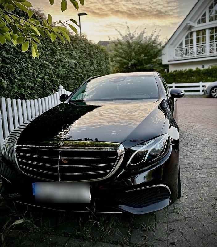 Schwarz Gebraucht 2016 Mercedes E220 Exclusive Limousine | 26.800 € - Bild 1/4