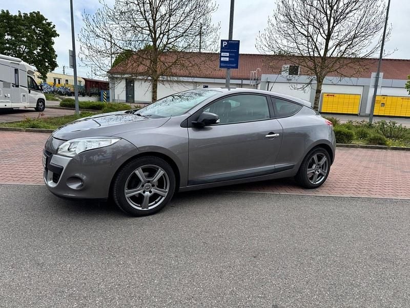 Grau Gebraucht 2012 Renault Mégane Coupé Bose Edition Coupé | 5.399 € (Etwas zu teuer) - Bild 1/4
