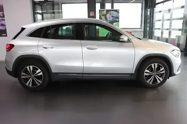 Gebraucht Mercedes GLA200 150 PS (110 kW) 2021 Silber SUV