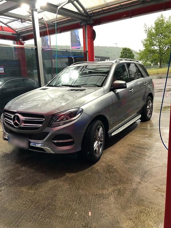 Grau Gebraucht 2016 Mercedes GLE250 SUV | 25.500 € (Fairer Preis) - Bild 1/4