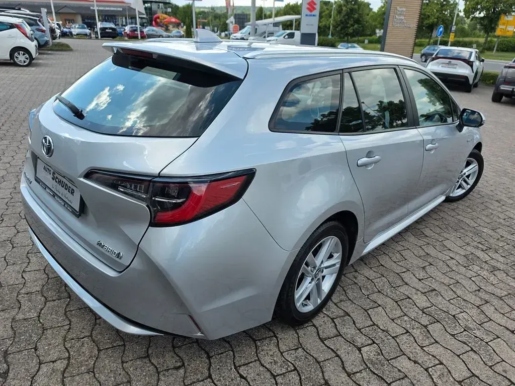 Gebraucht Toyota Corolla Basis 122 PS (89 kW) 2019 Platinsilber metallic Limousine