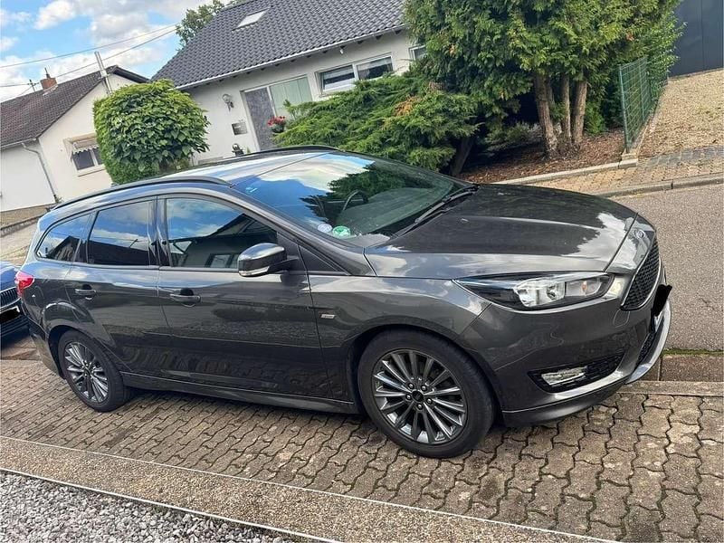 Grau Gebraucht 2018 Ford Focus ST-Line Kombi | 10.500 € (Superpreis) - Bild 1/4