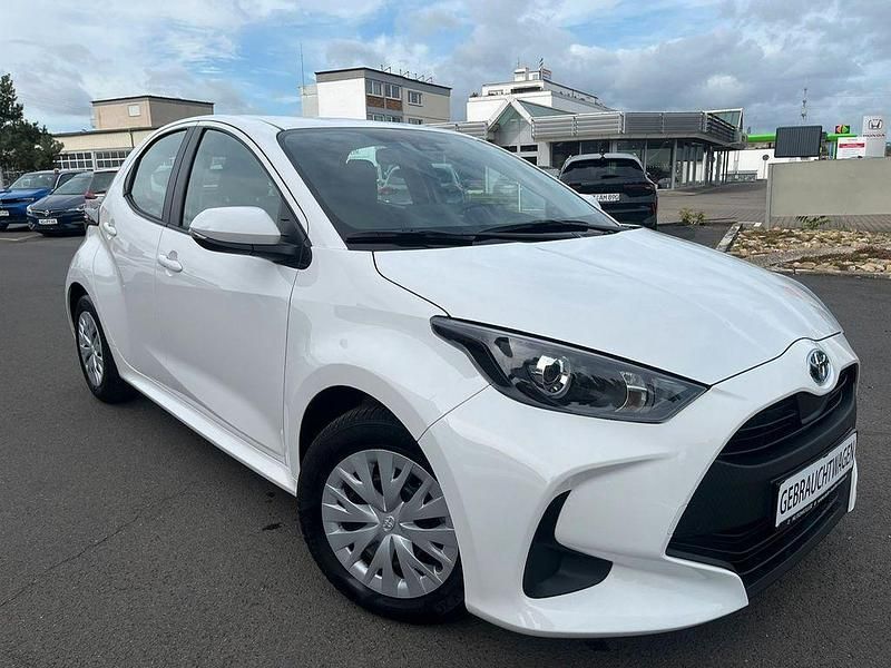 Weiß Gebraucht 2022 Toyota Yaris Hybrid Limousine | 17.990 € (Guter Preis) - Bild 1/4