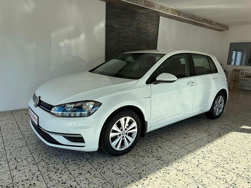 Weiß Gebraucht 2019 VW Golf VII Comfortline Limousine | 13.700 € (Superpreis) - Bild 1/4