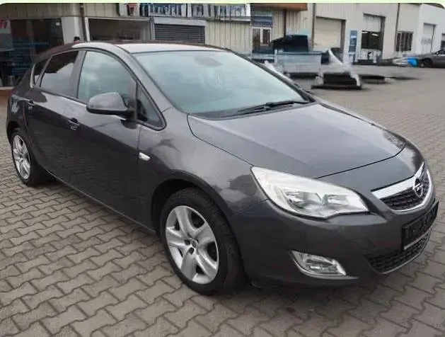 Gebraucht Opel Astra 140 PS (102 kW) 2011 Grau Limousine