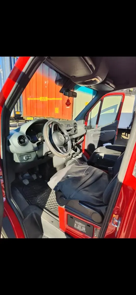 Używany Mercedes Sprinter 142 KM (104 kW) 2019 Czerwony Van