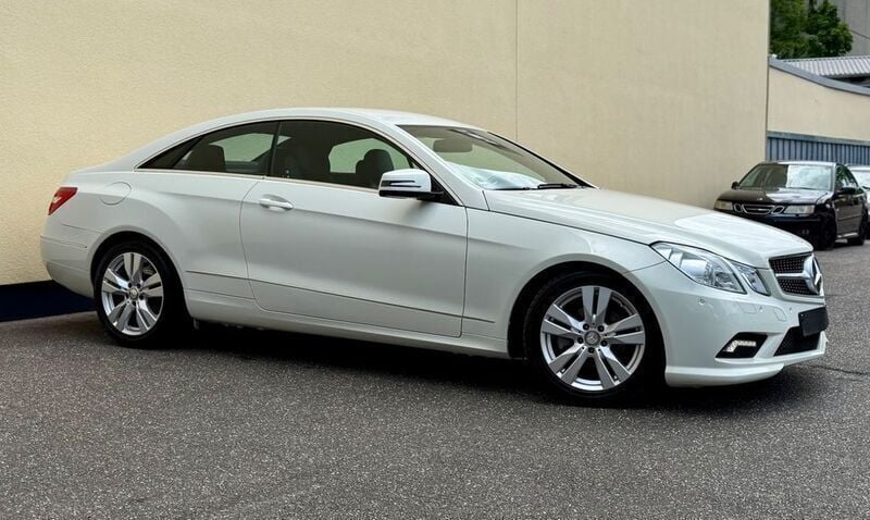 Weiß Gebraucht 2010 Mercedes E200 AMG line Coupé | 16.990 € (Teuer) - Bild 1/4