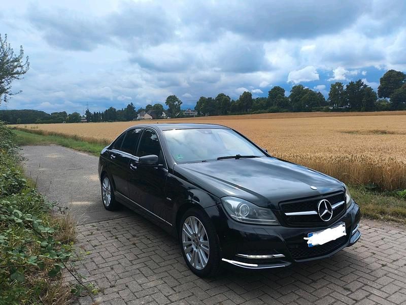 Schwarz Gebraucht 2012 Mercedes C300 Limousine | 8.200 € (Fairer Preis) - Bild 1/4