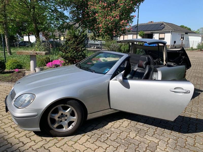 Gebraucht Mercedes SLK230 197 PS (144 kW) 2001 Silber Cabrio