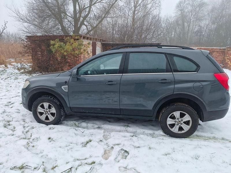 Grau Gebraucht 2010 Chevrolet Captiva SUV | 4.150 € (Fairer Preis) - Bild 1/4