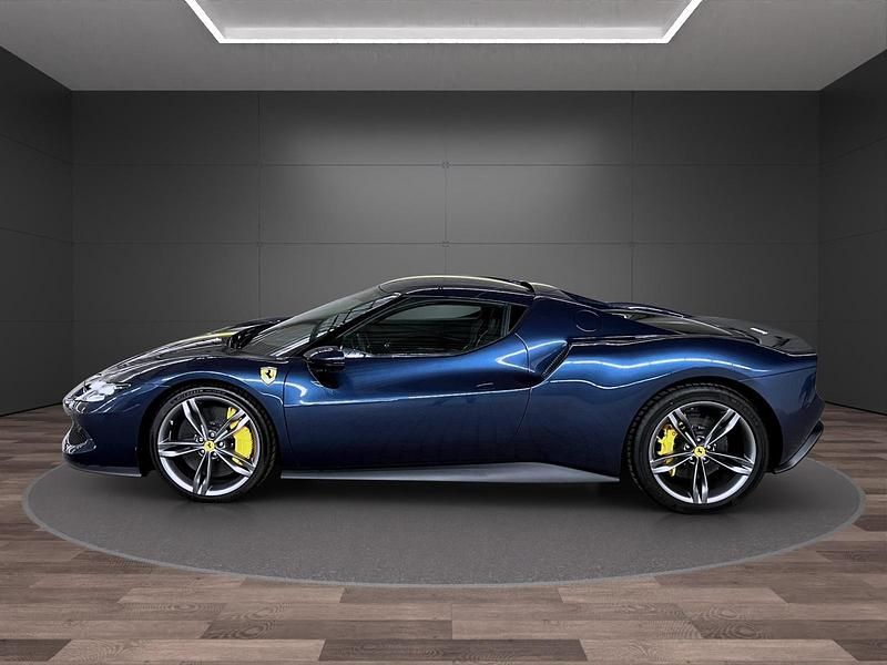 Second-hand Ferrari 296 829 CP (609 kW) 2025 Albastru Coupe