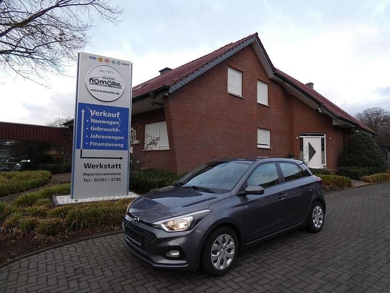 Gebraucht Hyundai i20 Select 75 PS (55 kW) 2019 Grau Limousine