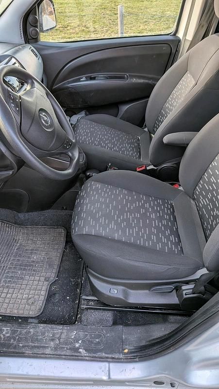 Second-hand Opel Combo 95 CP (69 kW) 2017 Argintiu Monovolum