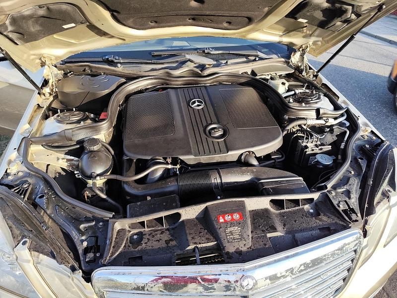 Gebraucht Mercedes E220 136 PS (100 kW) 2009 Beige Limousine