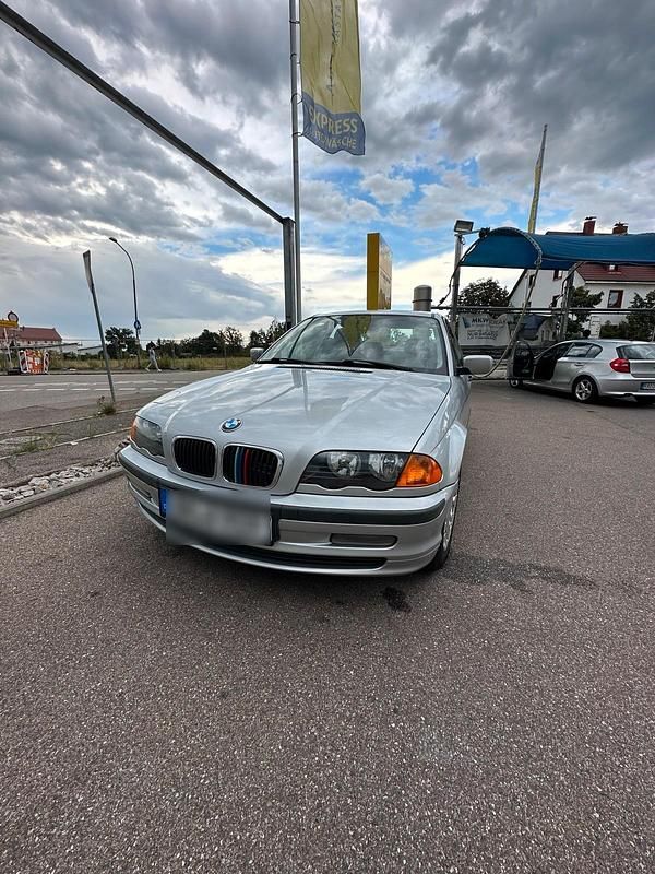 Grau Gebraucht 2001 BMW 318 Limousine | 2.500 € - Bild 1/4