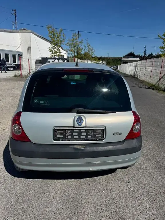 Używany Renault Clio II Authentique 58 KM (42 kW) 2004 Srebrny Sedan/Limuzyna