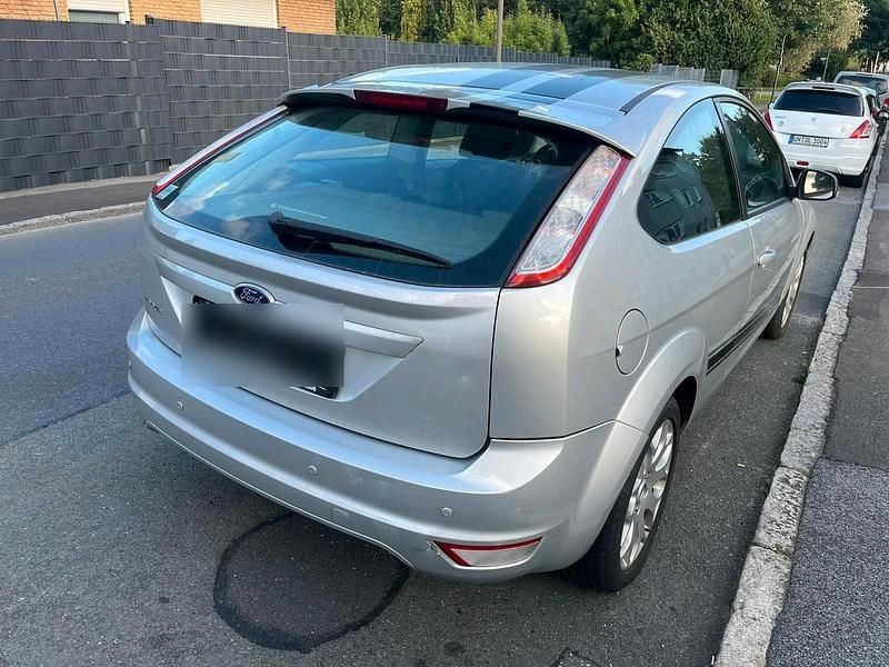 Silber Gebraucht 2010 Ford Focus Limousine | 2.800 € (Superpreis) - Bild 1/4