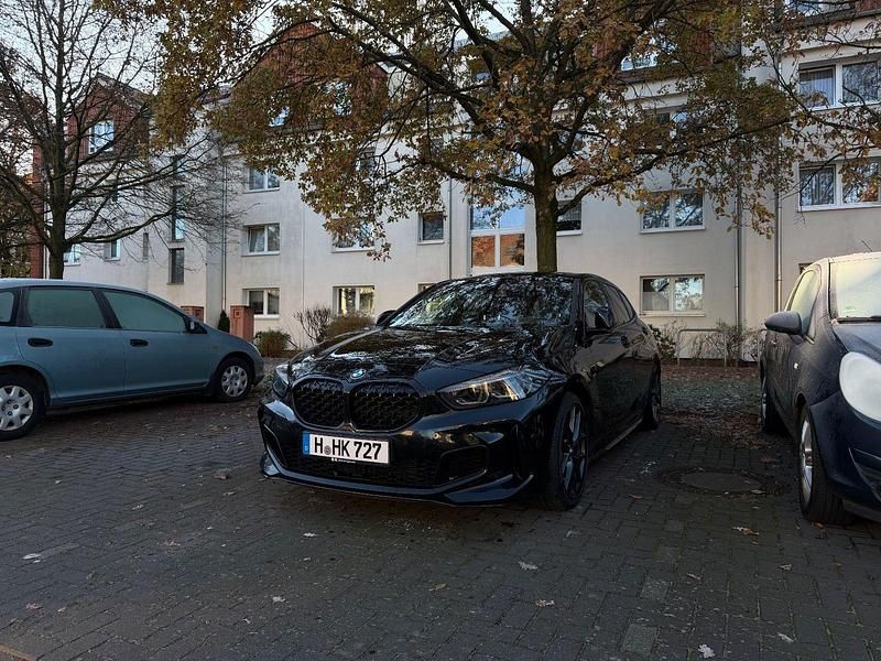 Schwarz Gebraucht 2021 BMW M135 Kleinwagen | 30.900 € (Fairer Preis) - Bild 1/4