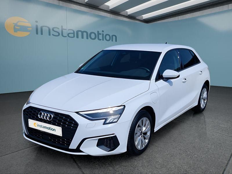 Weiß Gebraucht 2022 Audi A3 Sportback e-tron Limousine | 26.849 € (Fairer Preis) - Bild 1/4