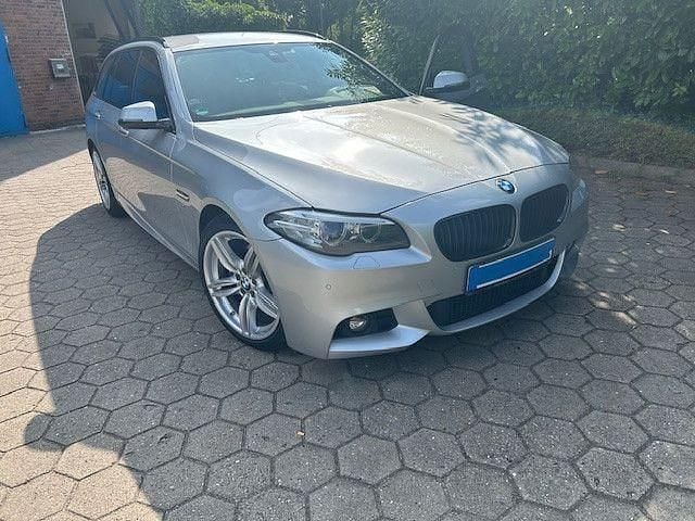 Silber Gebraucht 2016 BMW 520 M Sport Kombi | 15.800 € (Fairer Preis) - Bild 1/4
