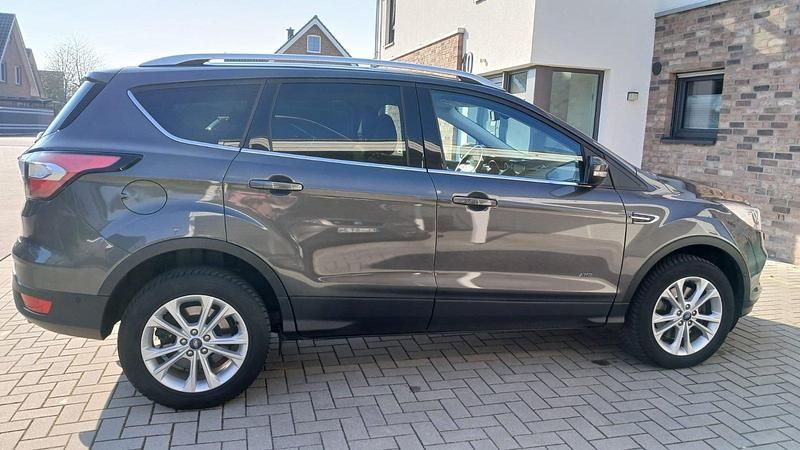 Gebraucht Ford Kuga 150 PS (110 kW) 2018 Grau SUV