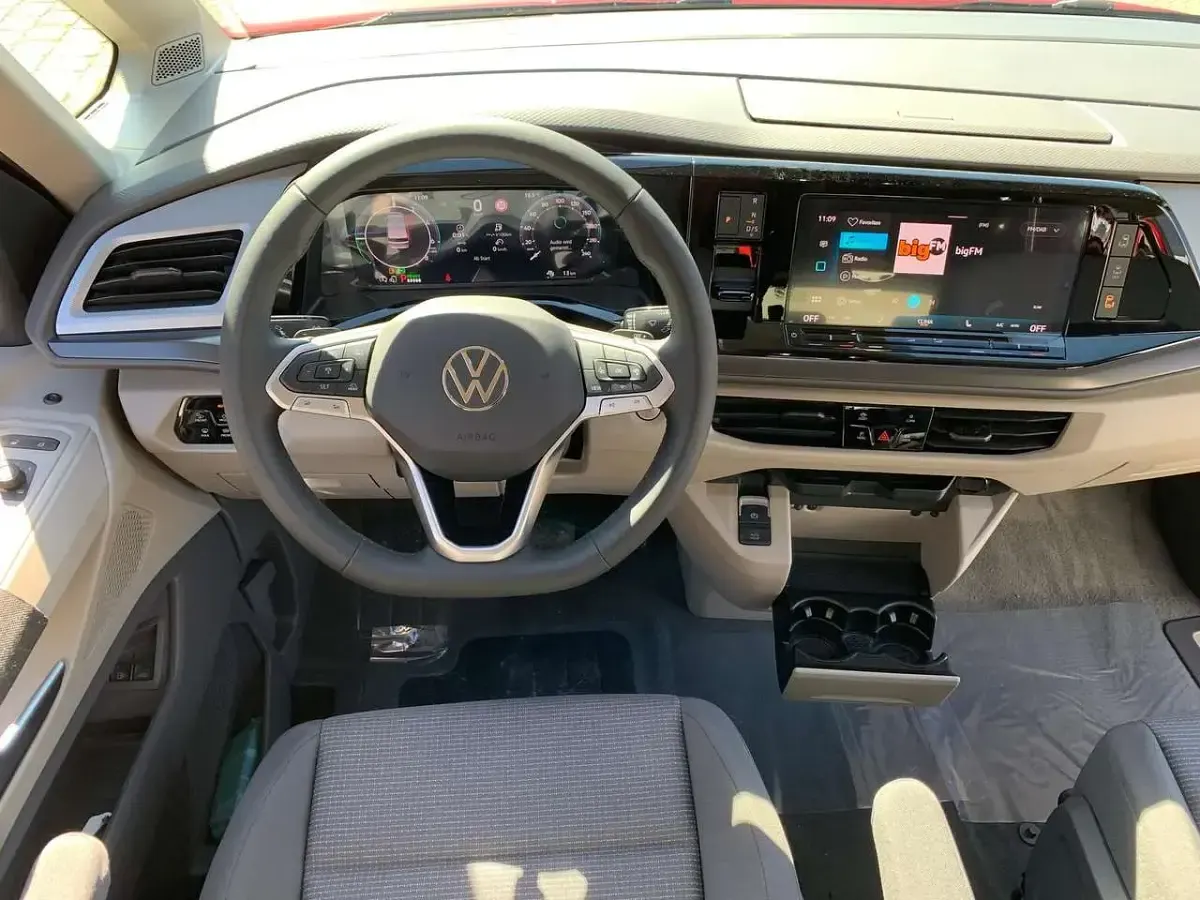Neu VW Multivan Business 245 PS (180 kW) 2026 Fortana rot metallic Van / Kleinbus
