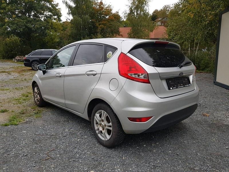 Gebraucht Ford Fiesta Titanium 97 PS (71 kW) 2009 Silber Kleinwagen