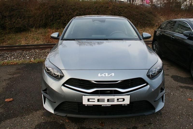 Neu Kia Ceed Style 140 PS (102 kW) 2025 Lunarsilber metallic Kleinwagen