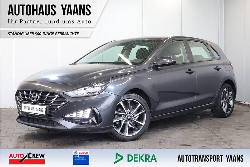 Grau Gebraucht 2023 Hyundai i30 Trend Limousine | 13.479 € (Guter Preis) - Bild 1/4
