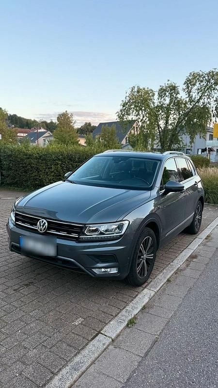 Grau Gebraucht 2017 VW Tiguan SUV | 16.890 € (Etwas zu teuer) - Bild 1/4