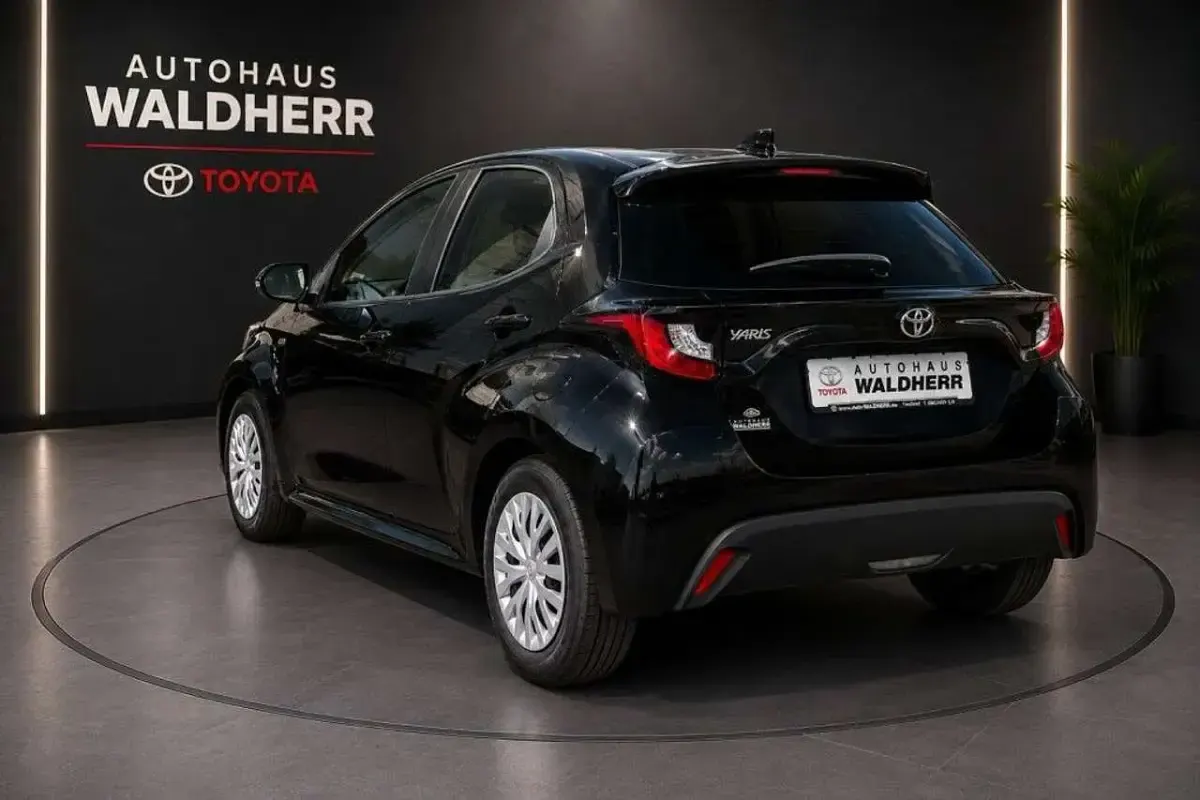Gebraucht Toyota Yaris Comfort 72 PS (52 kW) 2022 Mysticschwarz mica Kleinwagen