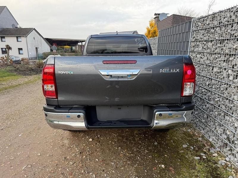 Neu Toyota HiLux 204 PS (150 kW) 2026 Ash grey Abholung