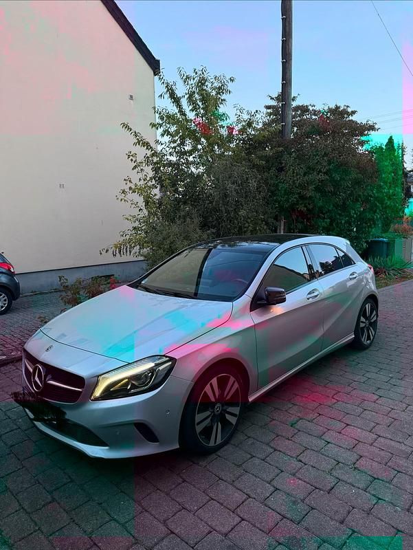 Silber Gebraucht 2017 Mercedes A180 AMG Kleinwagen | 16.999 € (Fairer Preis) - Bild 1/4