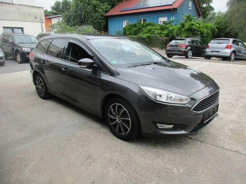 Grau Gebraucht 2017 Ford Focus Business Edition Limousine | 9.790 € (Fairer Preis) - Bild 1/4