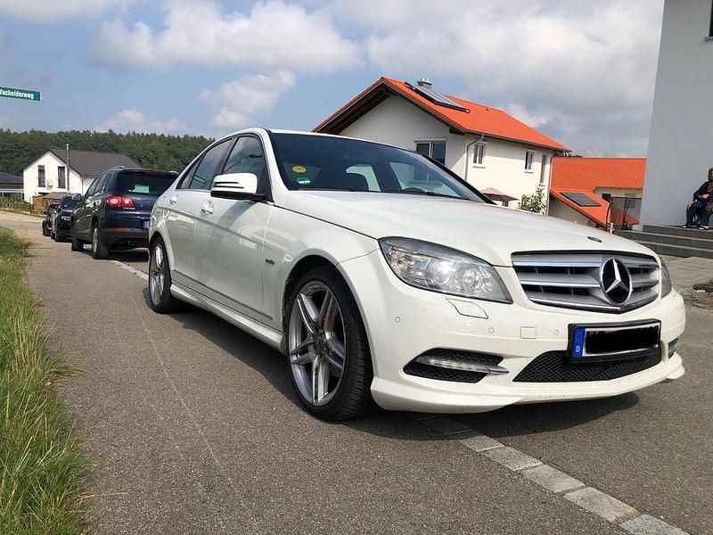 Weiß Gebraucht 2010 Mercedes C220 Avantgarde Limousine | 7.900 € (Fairer Preis) - Bild 1/4