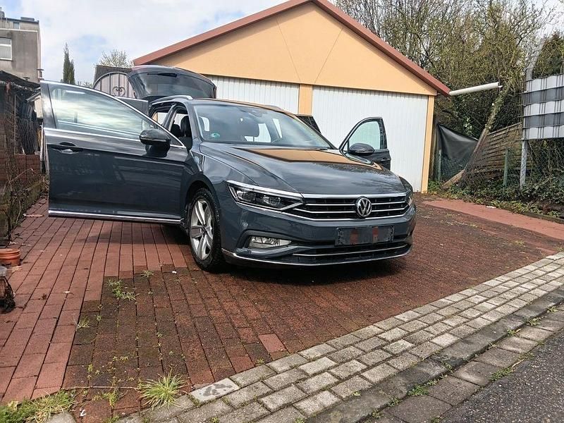 Gebraucht VW Passat 150 PS (110 kW) 2021 Grau Kombi